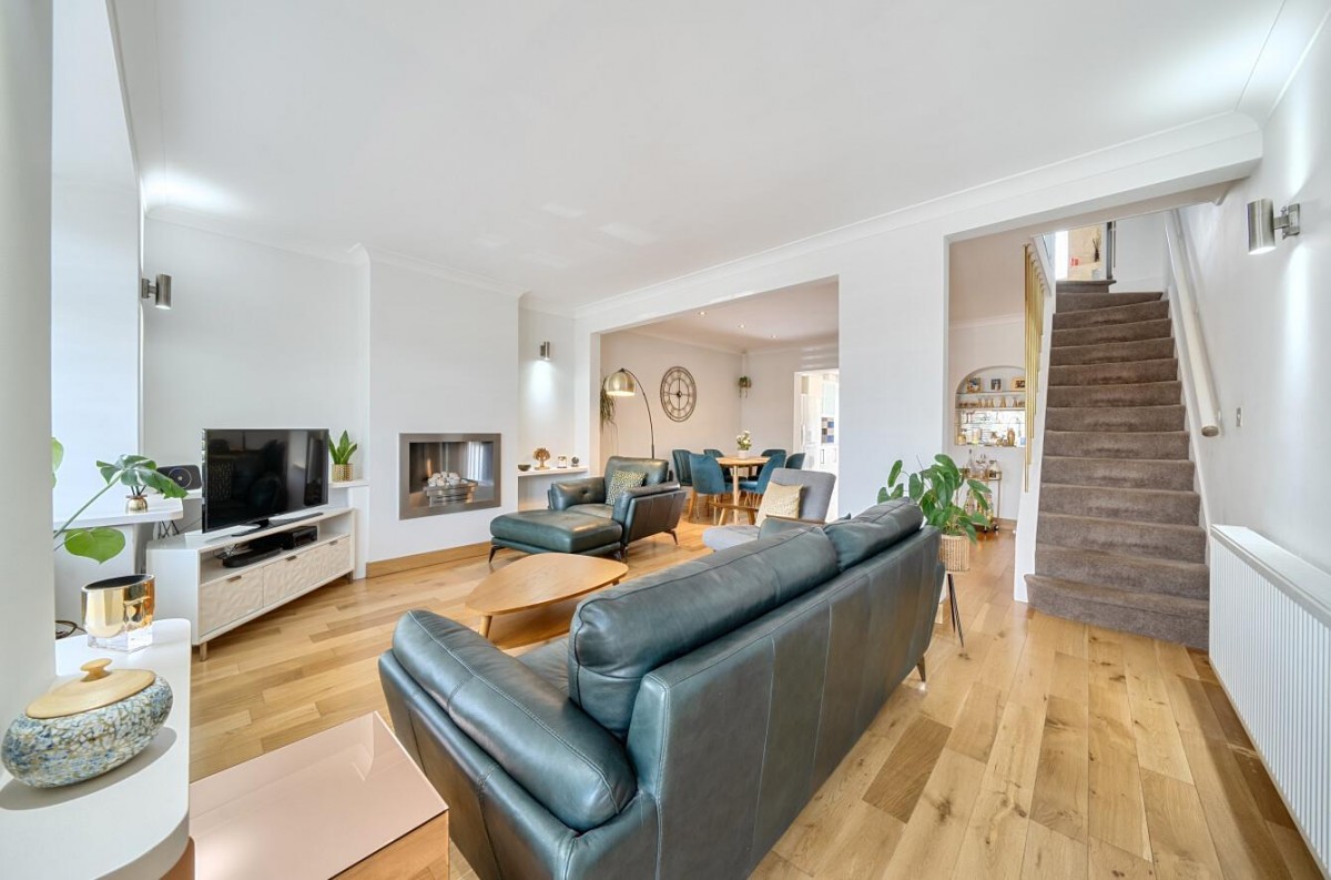 ** PRICE RANGE £550,000 - £580,000 **
