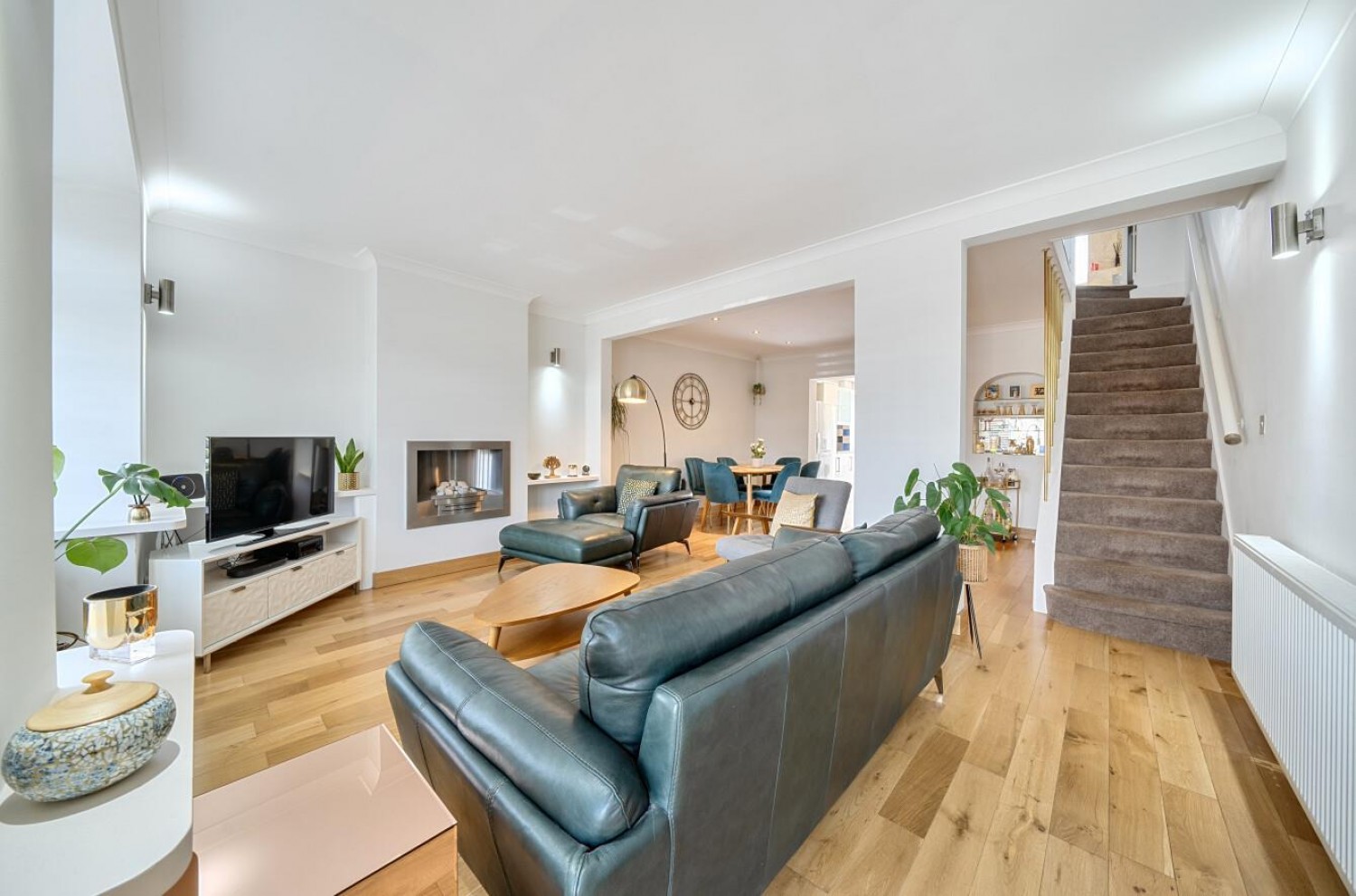 ** PRICE RANGE £550,000 - £580,000 **