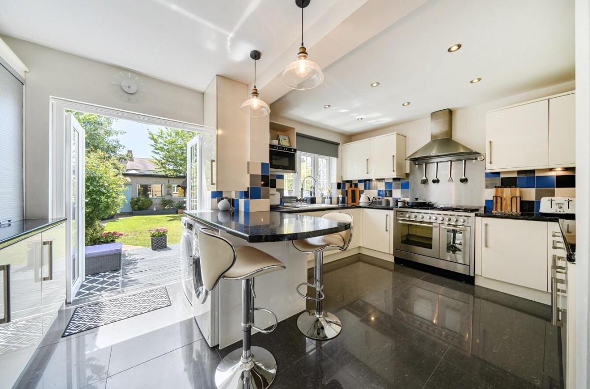 ** PRICE RANGE £550,000 - £580,000 **