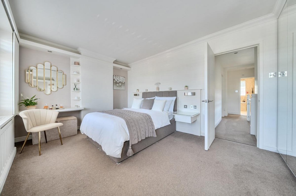 ** PRICE RANGE £550,000 - £580,000 **