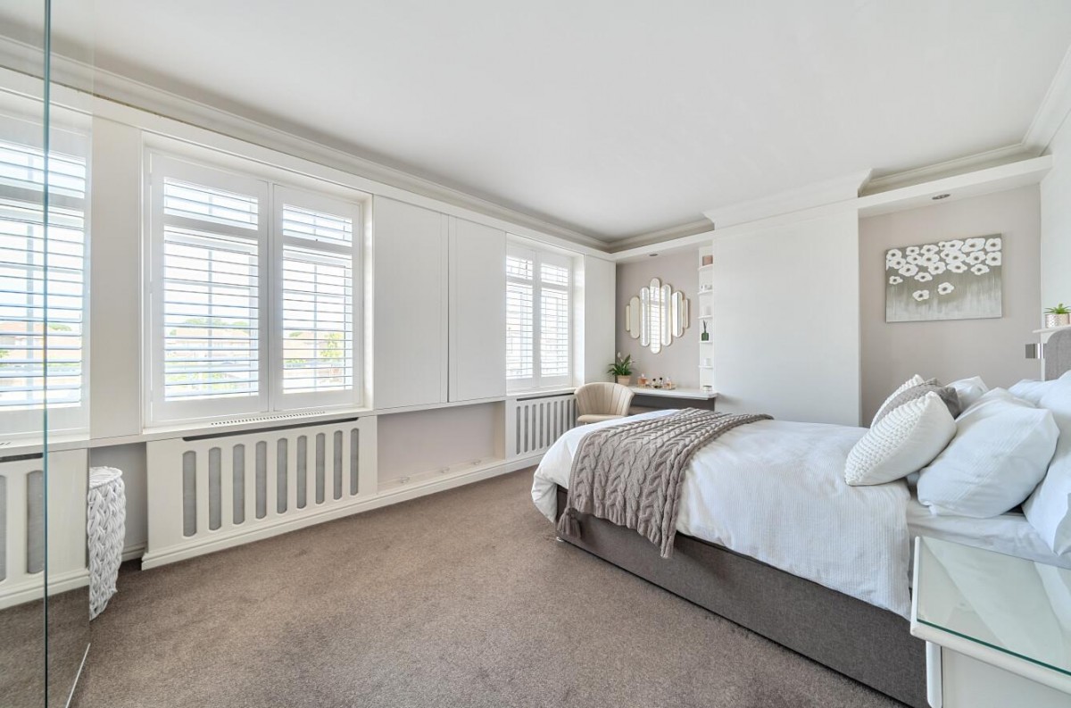 ** PRICE RANGE £550,000 - £580,000 **