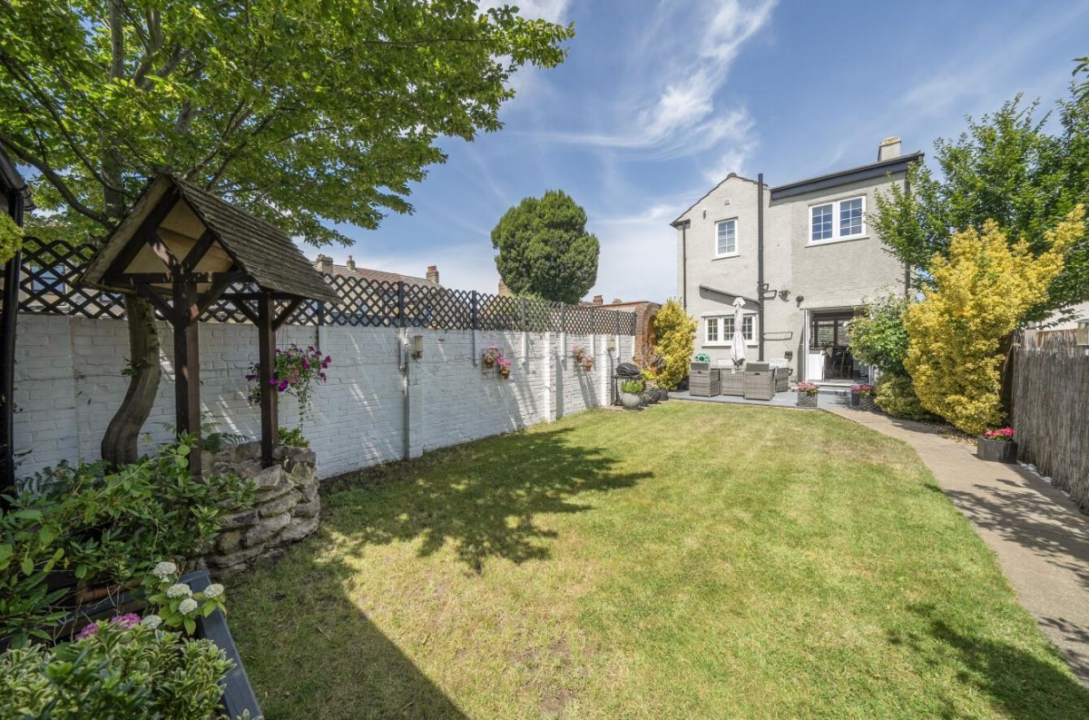 ** PRICE RANGE £550,000 - £580,000 **