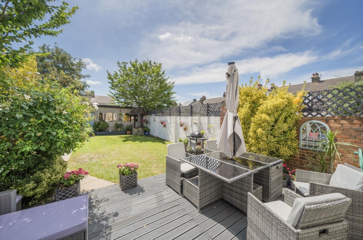 ** PRICE RANGE £550,000 - £580,000 **