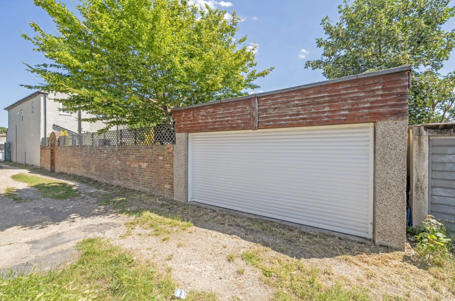 ** PRICE RANGE £550,000 - £580,000 **