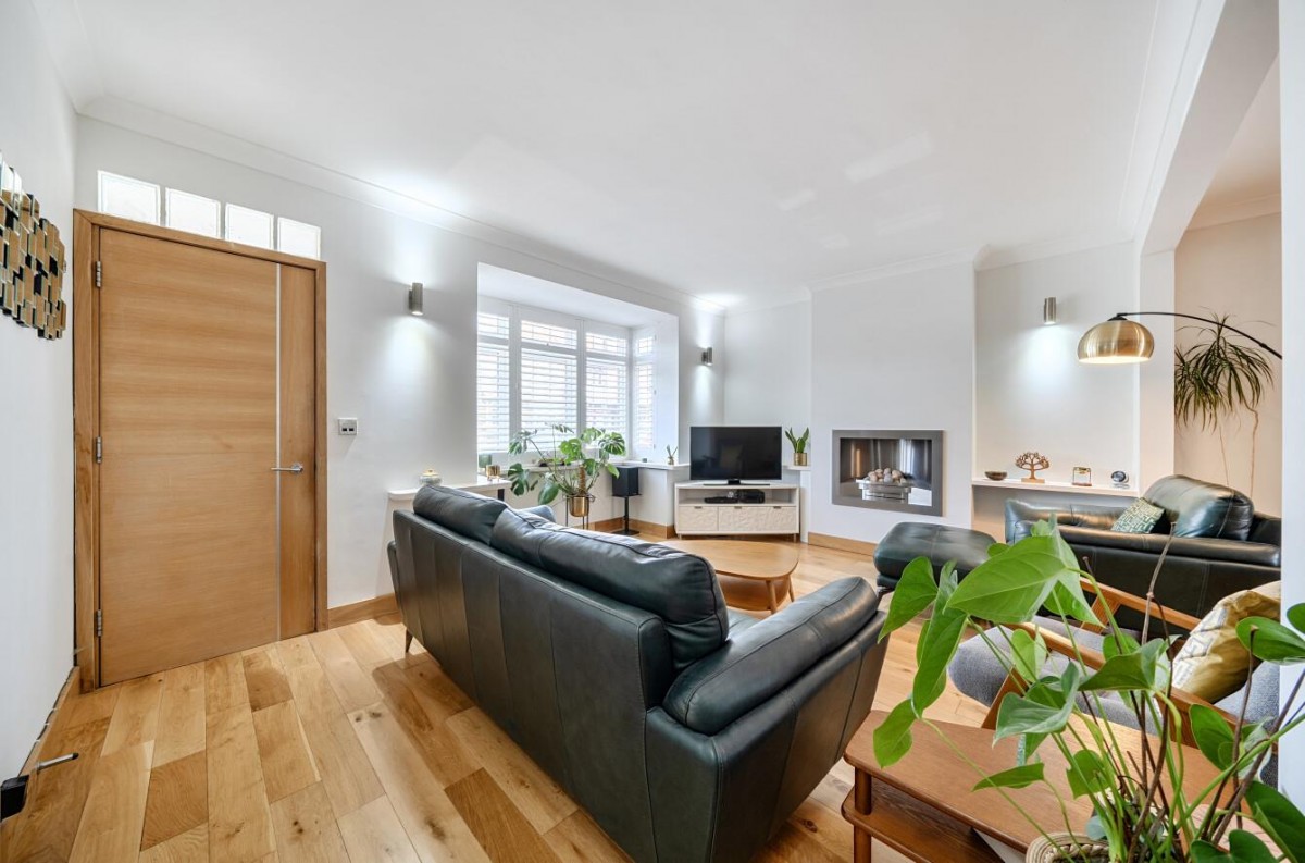 ** PRICE RANGE £550,000 - £580,000 **