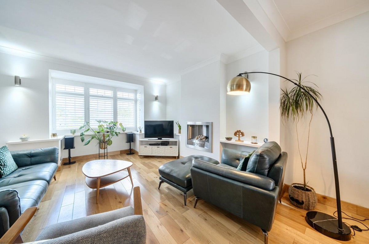 ** PRICE RANGE £550,000 - £580,000 **