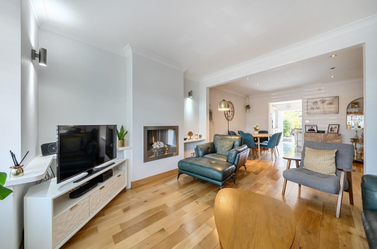 ** PRICE RANGE £550,000 - £580,000 **