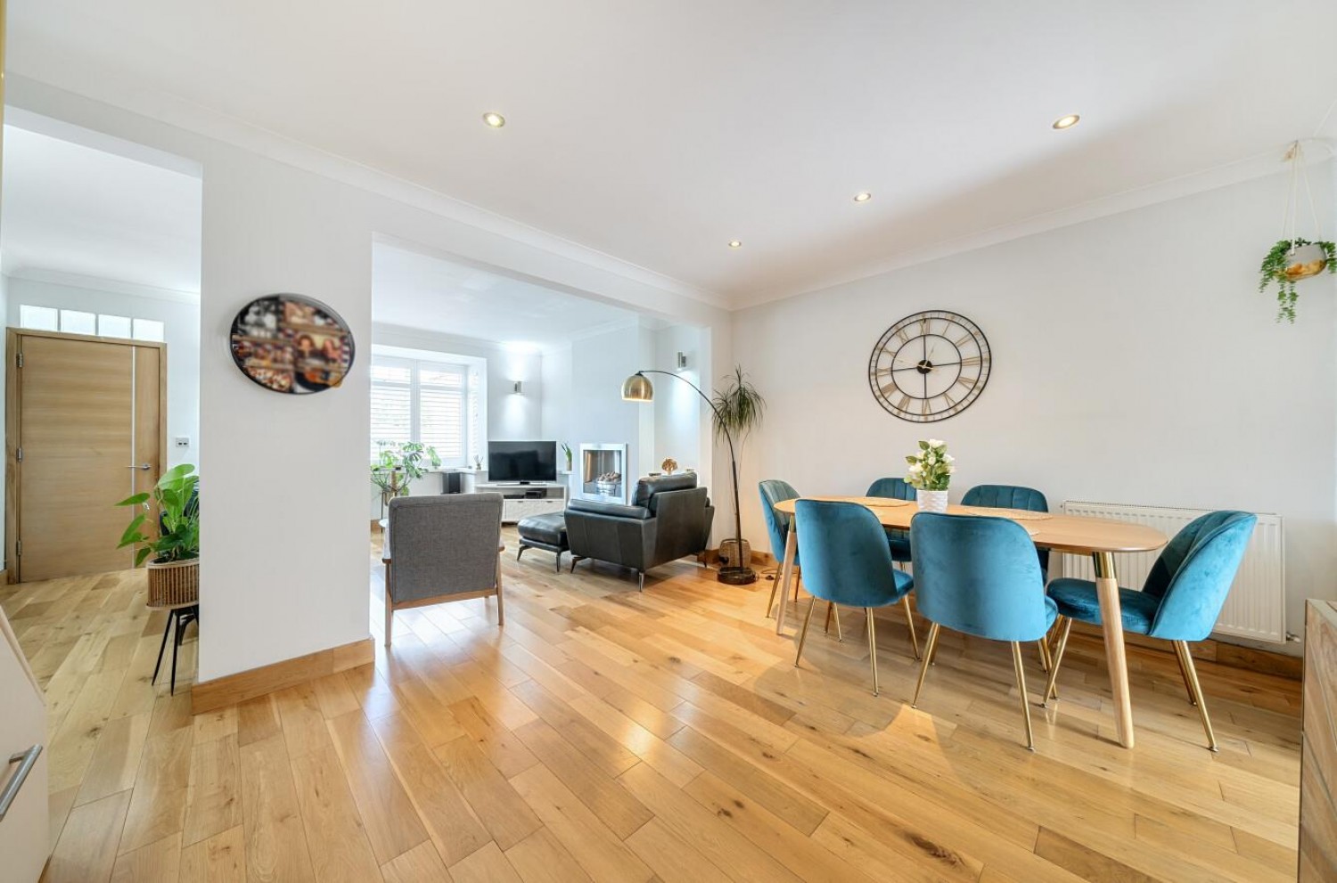 ** PRICE RANGE £550,000 - £580,000 **