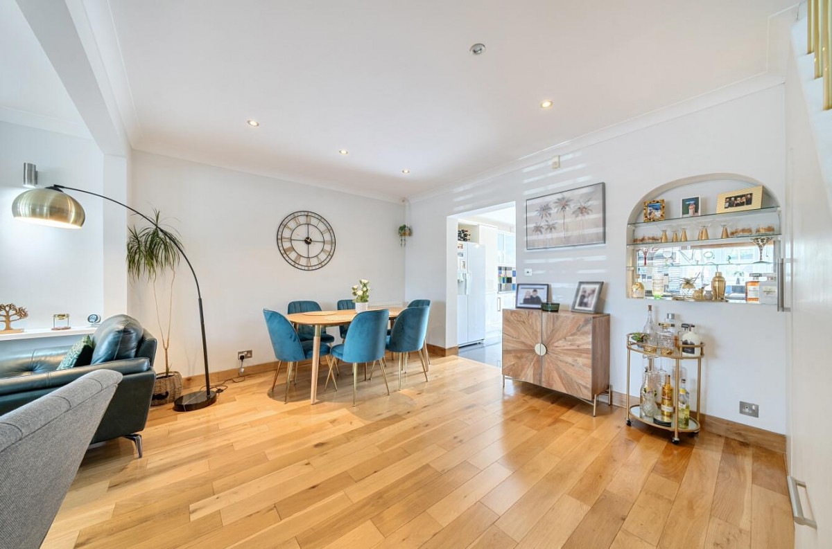 ** PRICE RANGE £550,000 - £580,000 **