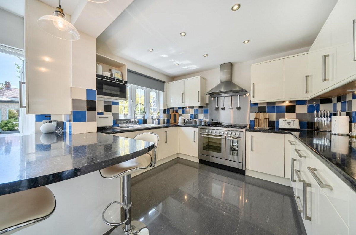 ** PRICE RANGE £550,000 - £580,000 **