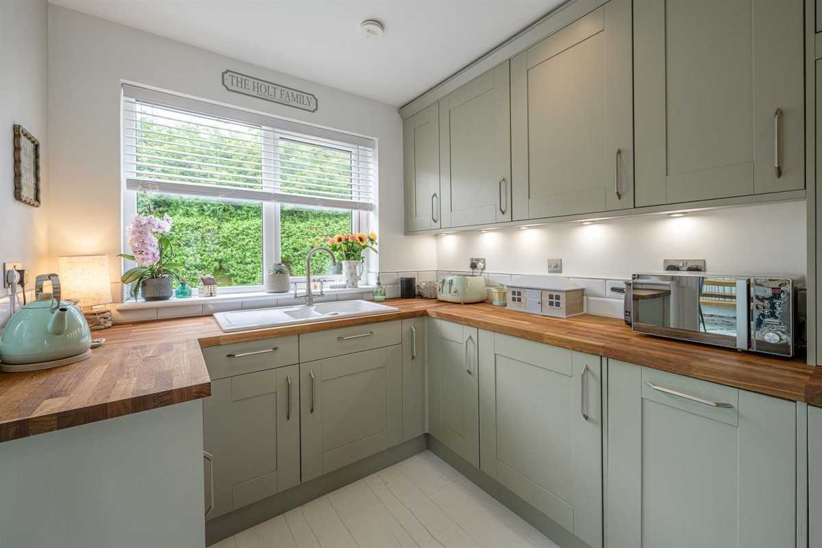 Sunnymede Road, Kingswinford, DY6 8RB