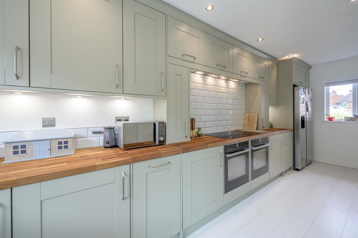Sunnymede Road, Kingswinford, DY6 8RB