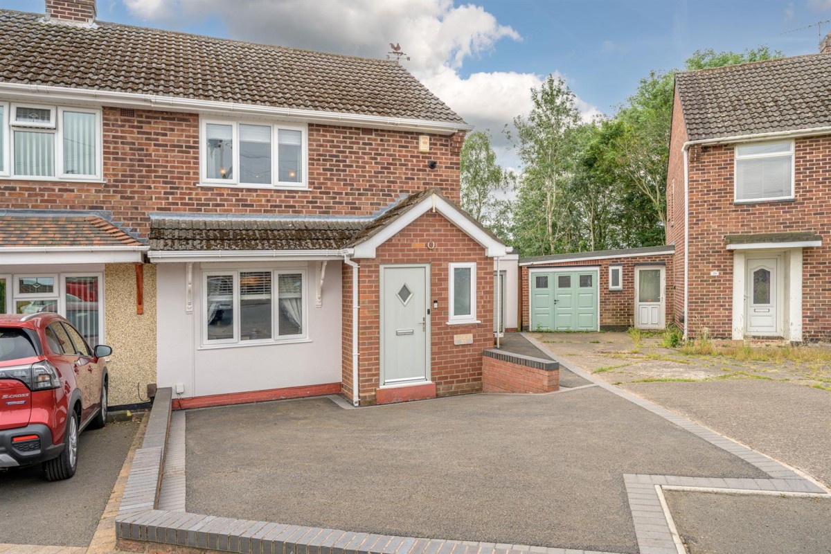 Sunnymede Road, Kingswinford, DY6 8RB