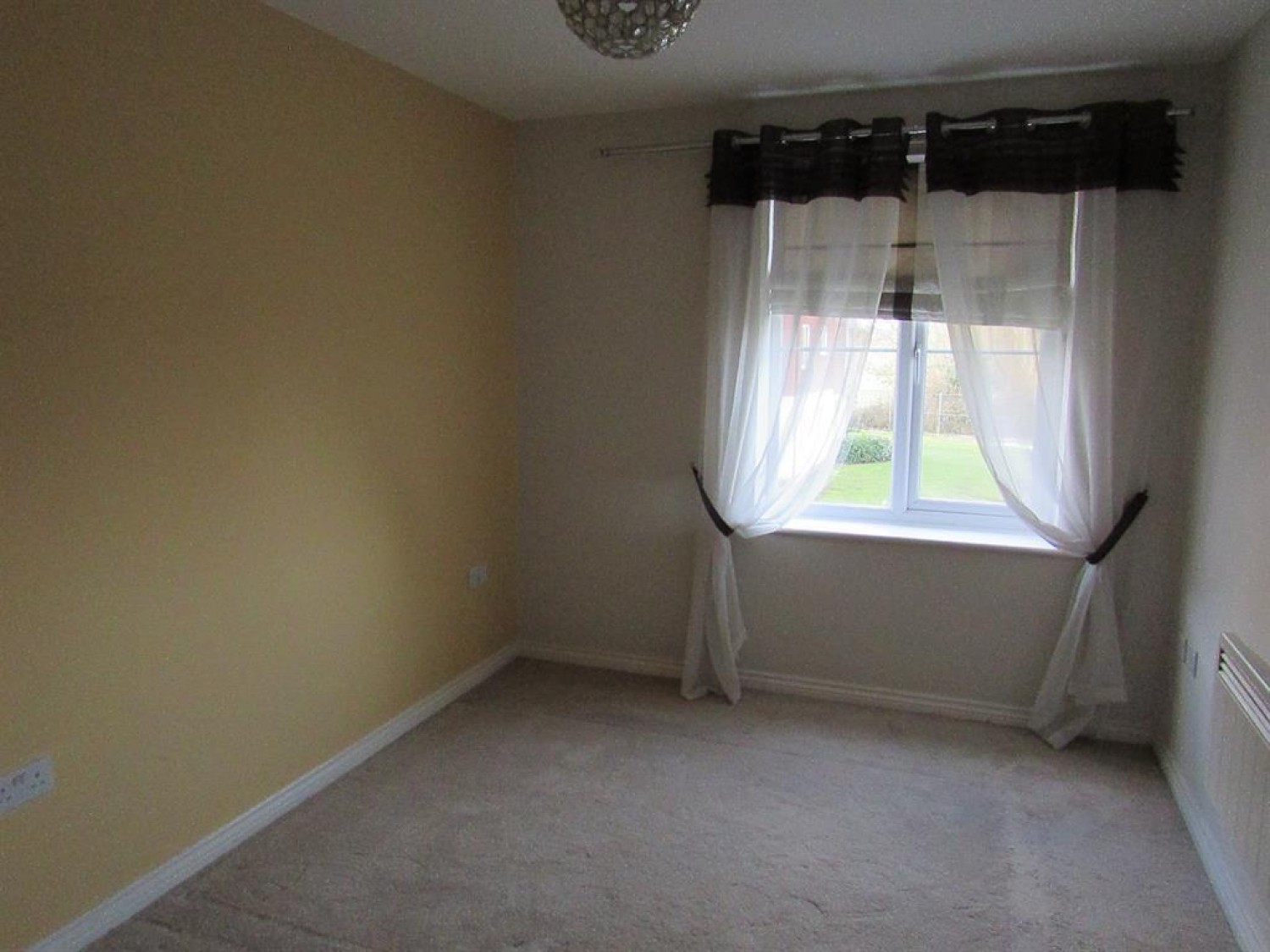 2 bedroom Flat to let in Pinetree house, The Laurels B78 3EJ