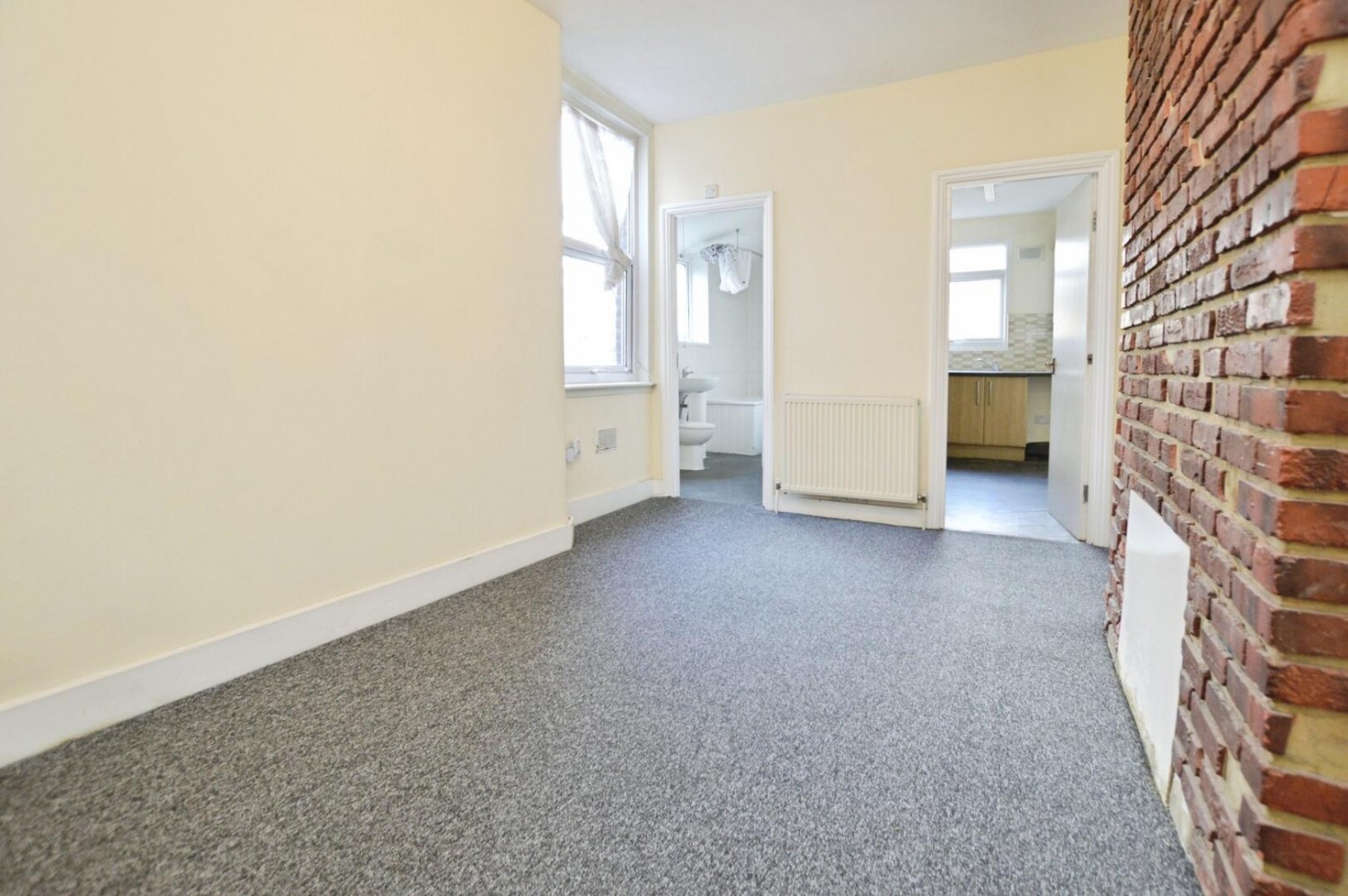 3 bedroom Flat to let in Kildare Road, London