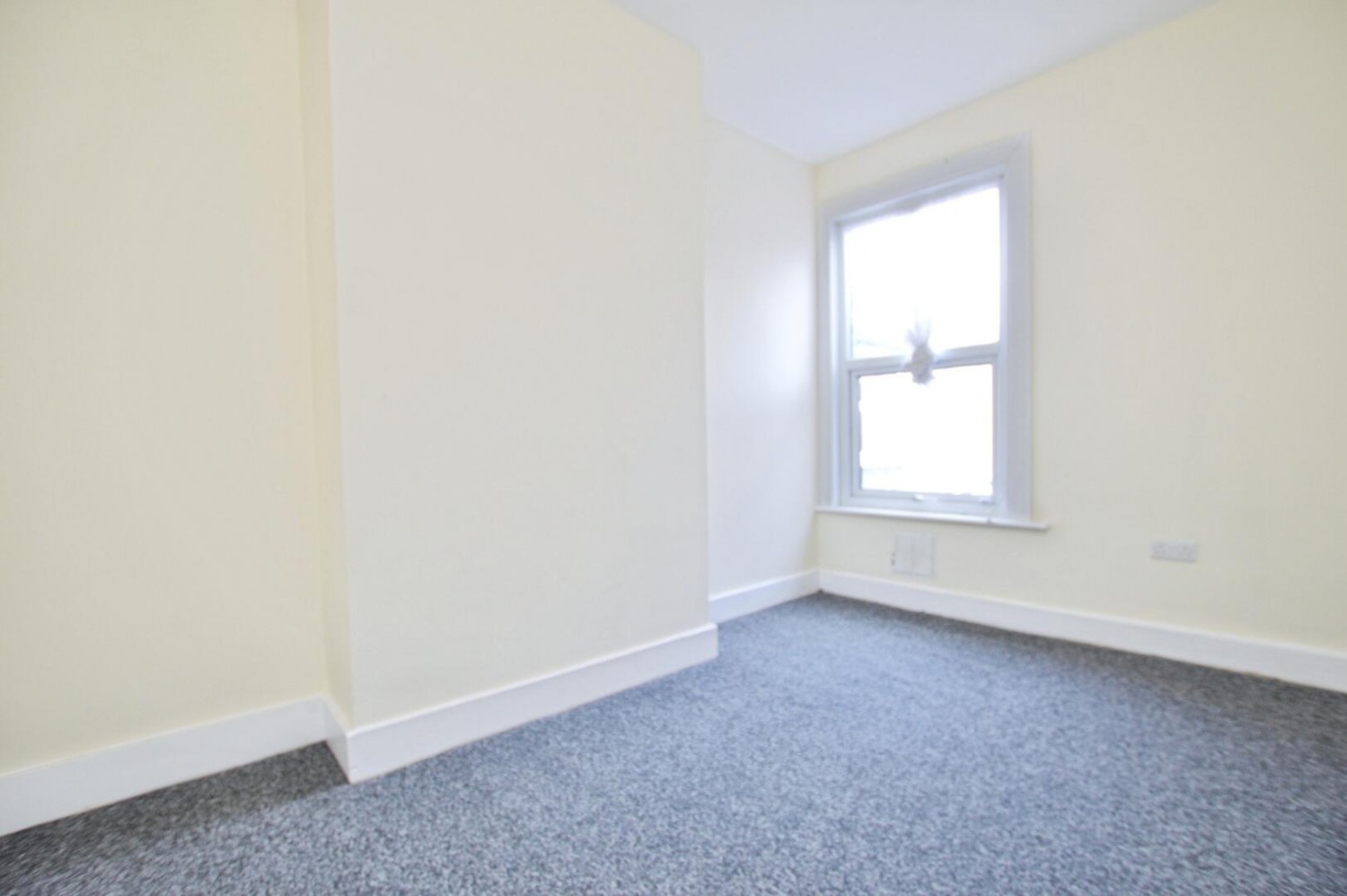 3 bedroom Flat to let in Kildare Road, London