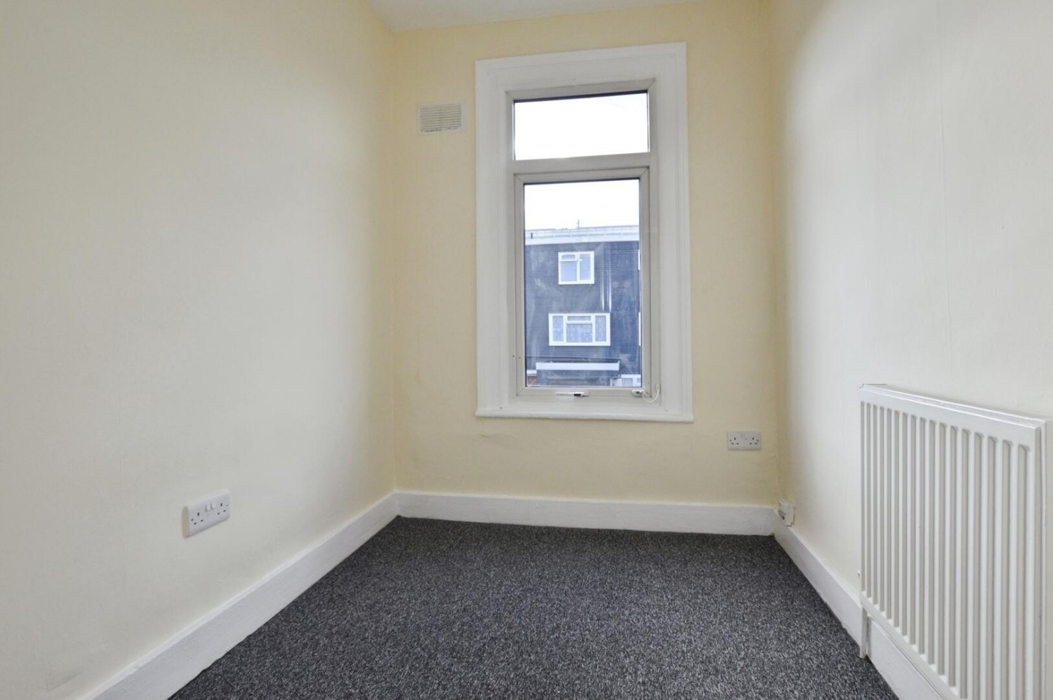 3 bedroom Flat to let in Kildare Road, London