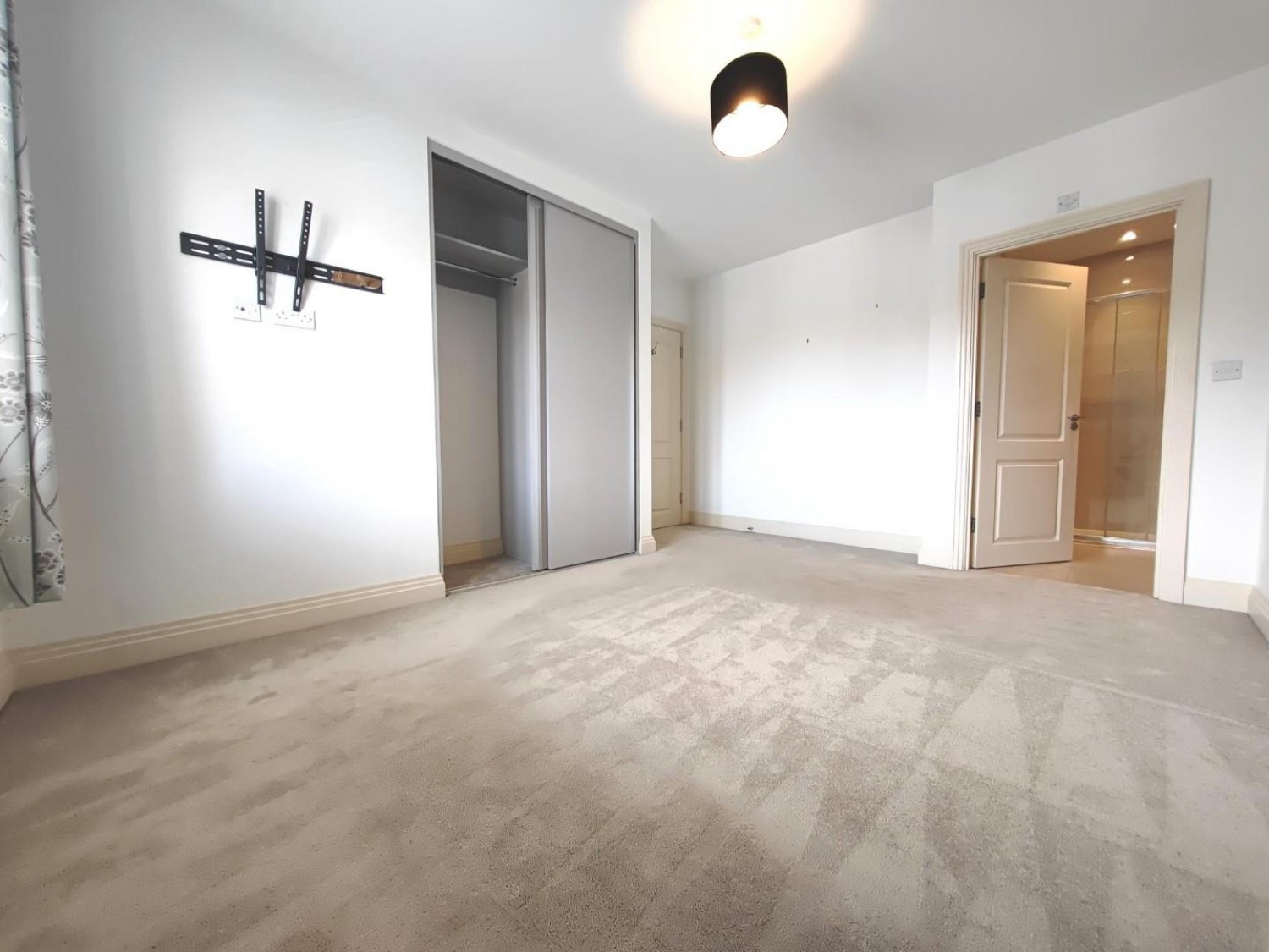 2 bedroom Flat for sale in Hazylwood, Wokingham