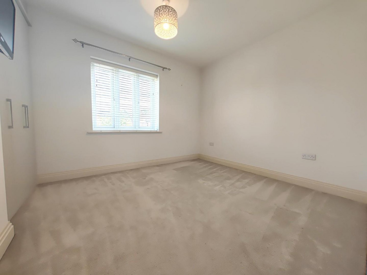 2 bedroom Flat for sale in Hazylwood, Wokingham