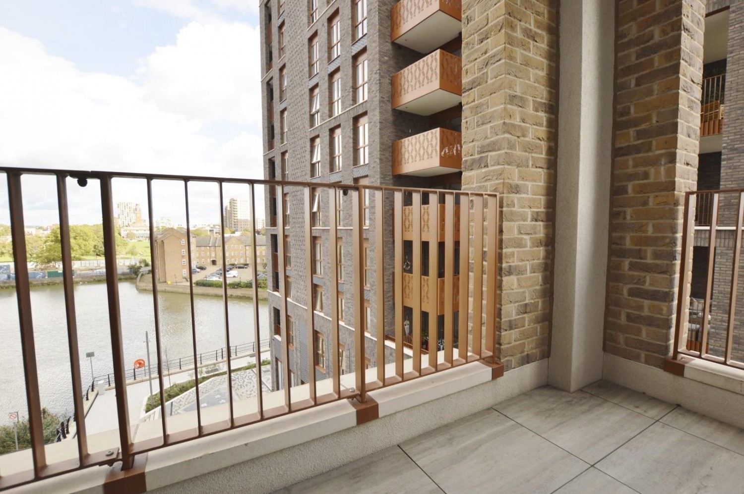 2 bedroom Flat to let in Drydock Square, Barking