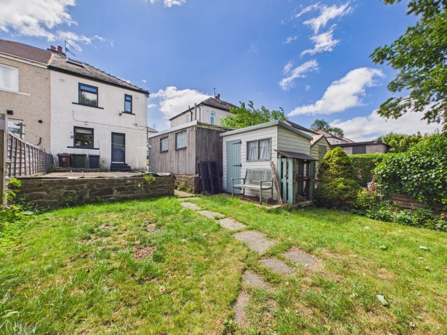 2 bedroom House for sale in vicarage road, Bradford, West Yorkshire