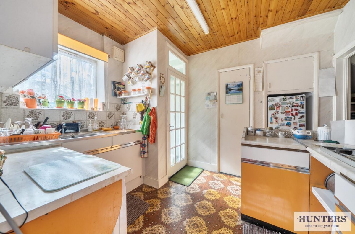 ** PRICE RANGE £400,000 - £425,000 **