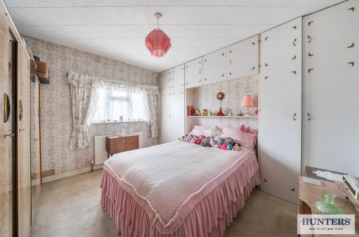 ** PRICE RANGE £400,000 - £425,000 **