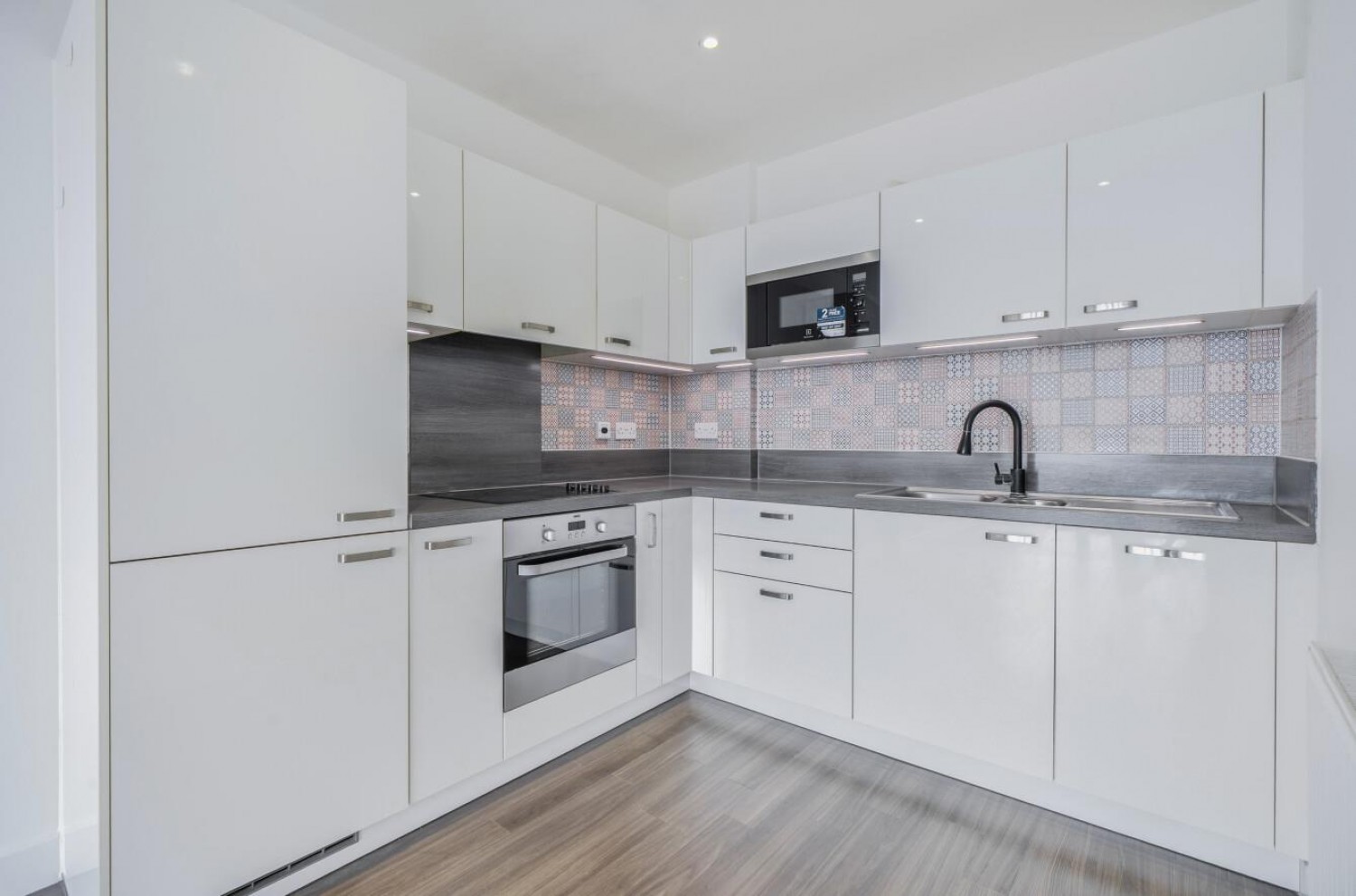 1 bedroom Flat for sale in Dixie Court, Adenmore Road, London, SE6 4FA