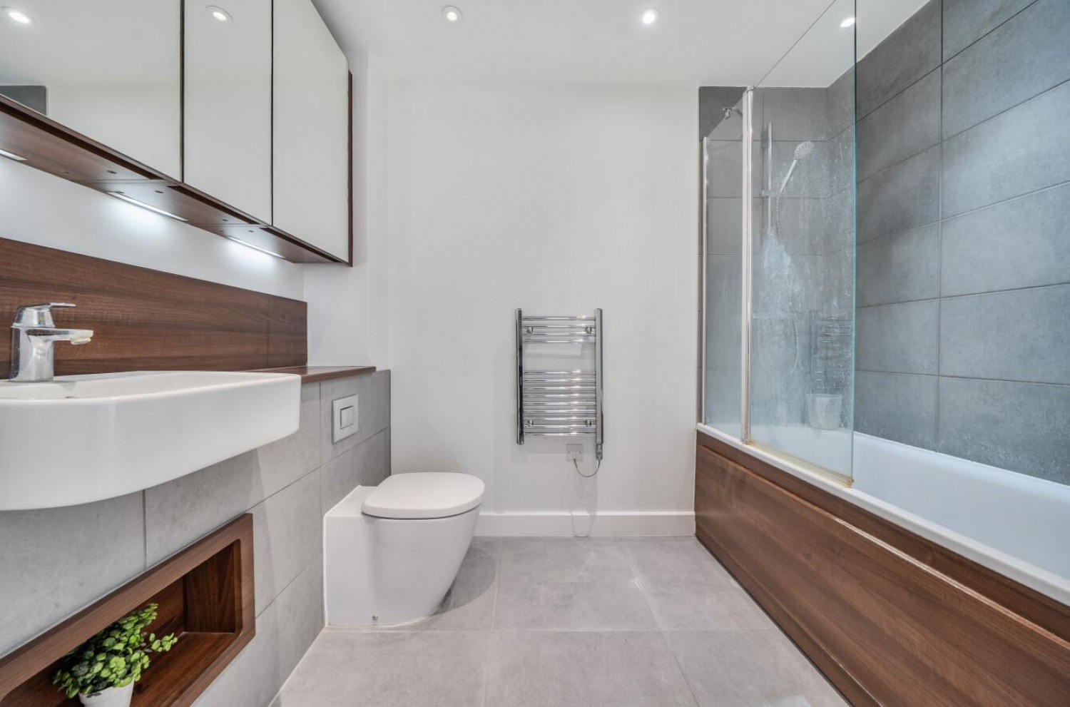 1 bedroom Flat for sale in Dixie Court, Adenmore Road, London, SE6 4FA
