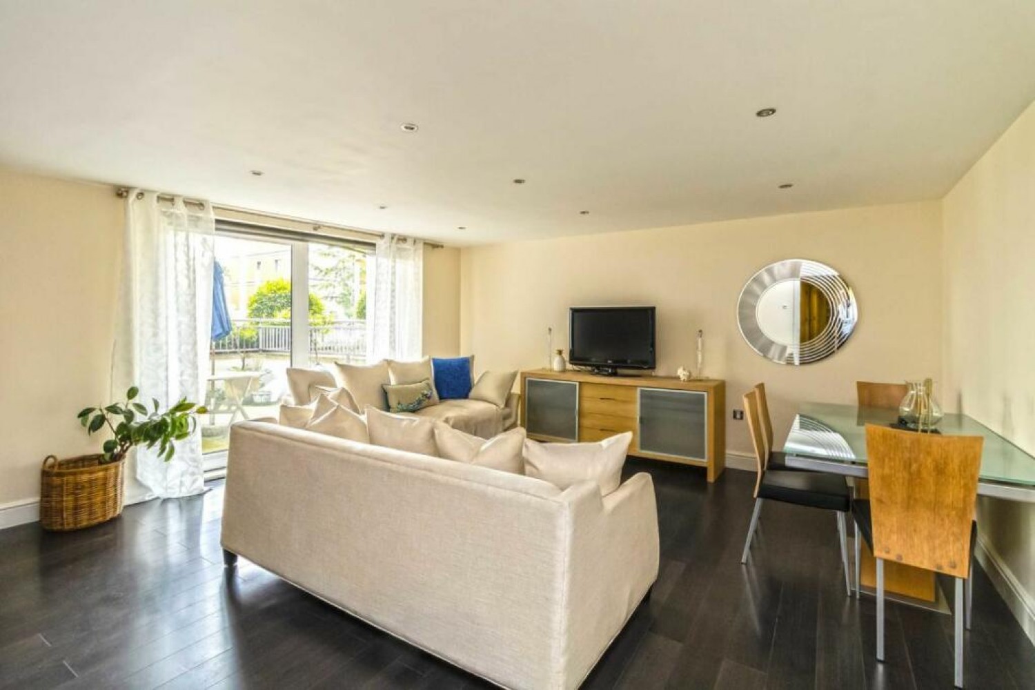 2 bedroom Flat for sale in Holland Gardens, Brentford, , TW8 0BH