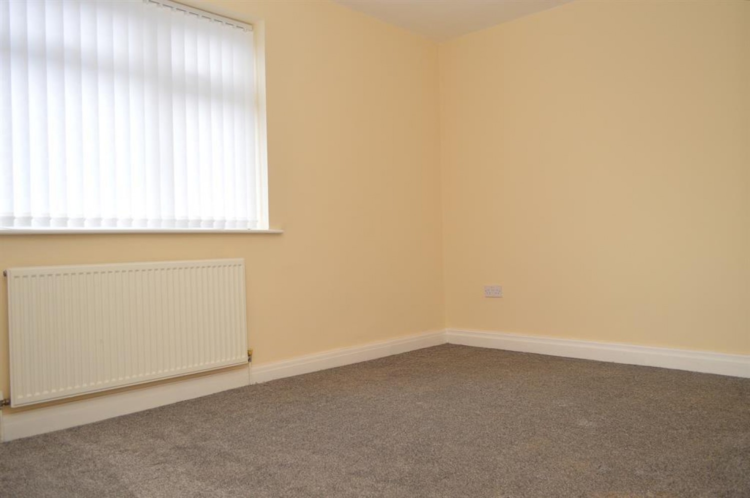 2 bedroom House to let in School Road, Hollinwood, Oldham