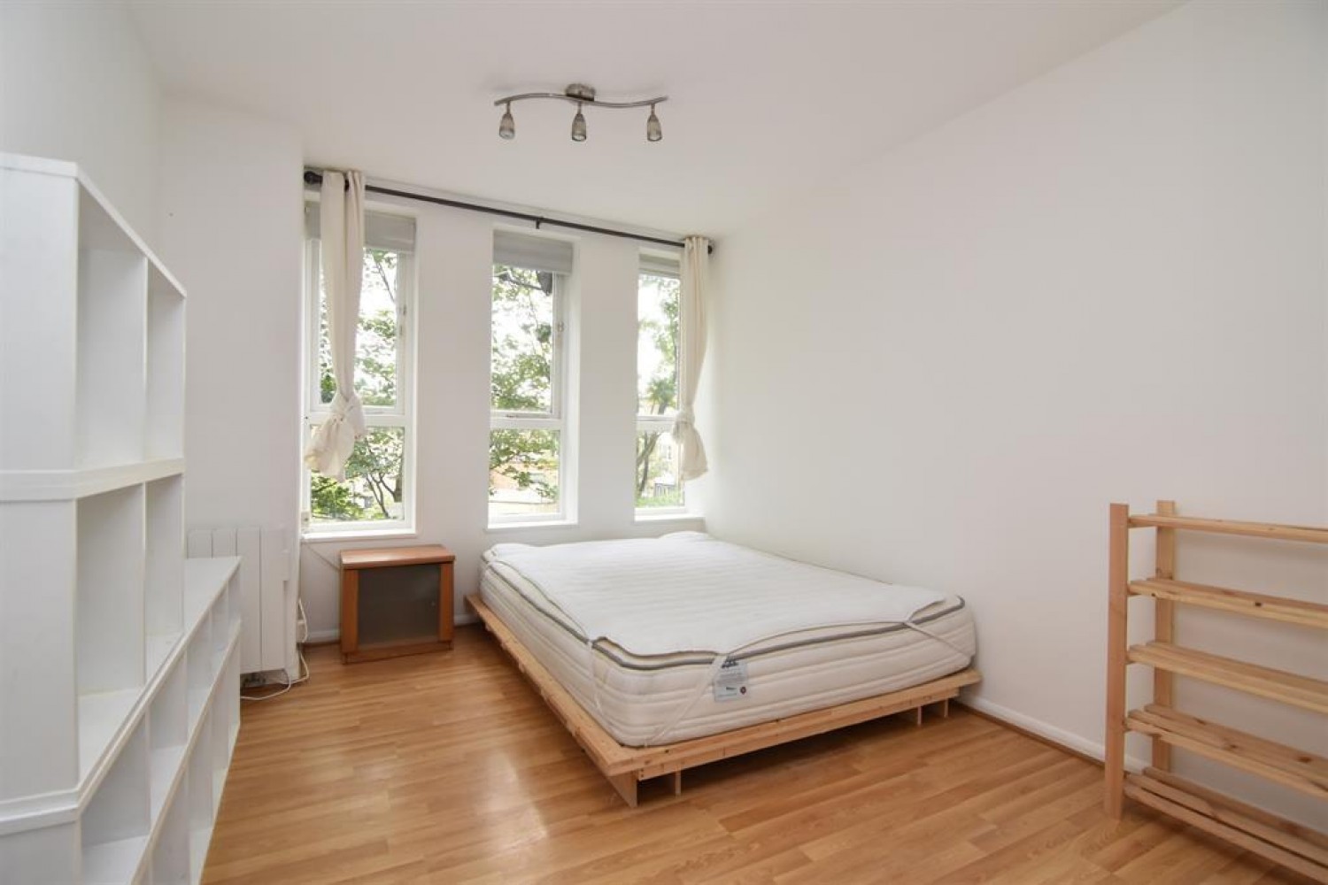 2 bedroom Flat to let in Reachview Close, London NW1