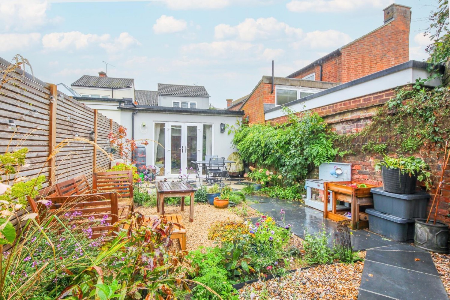 3 bedroom House to let in New Road, Leighton Buzzard