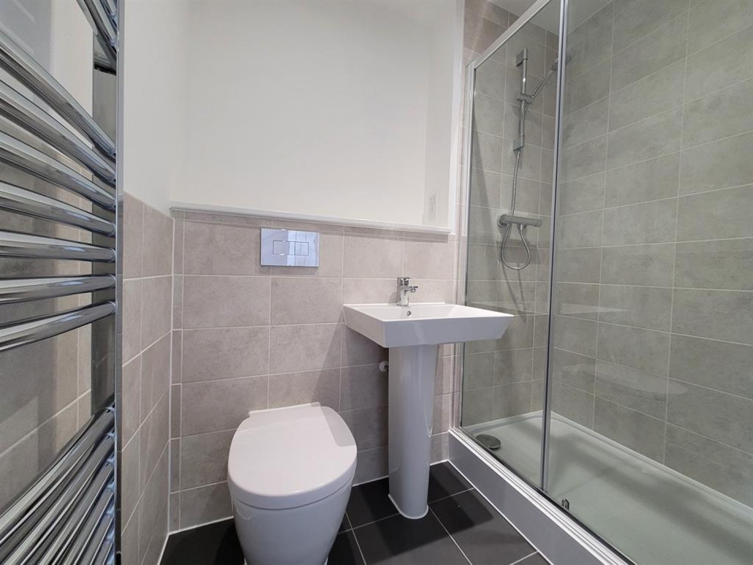 2 bedroom Flat to let in Earls Court, Earl Crescent , Wokingham, RG40 2FF