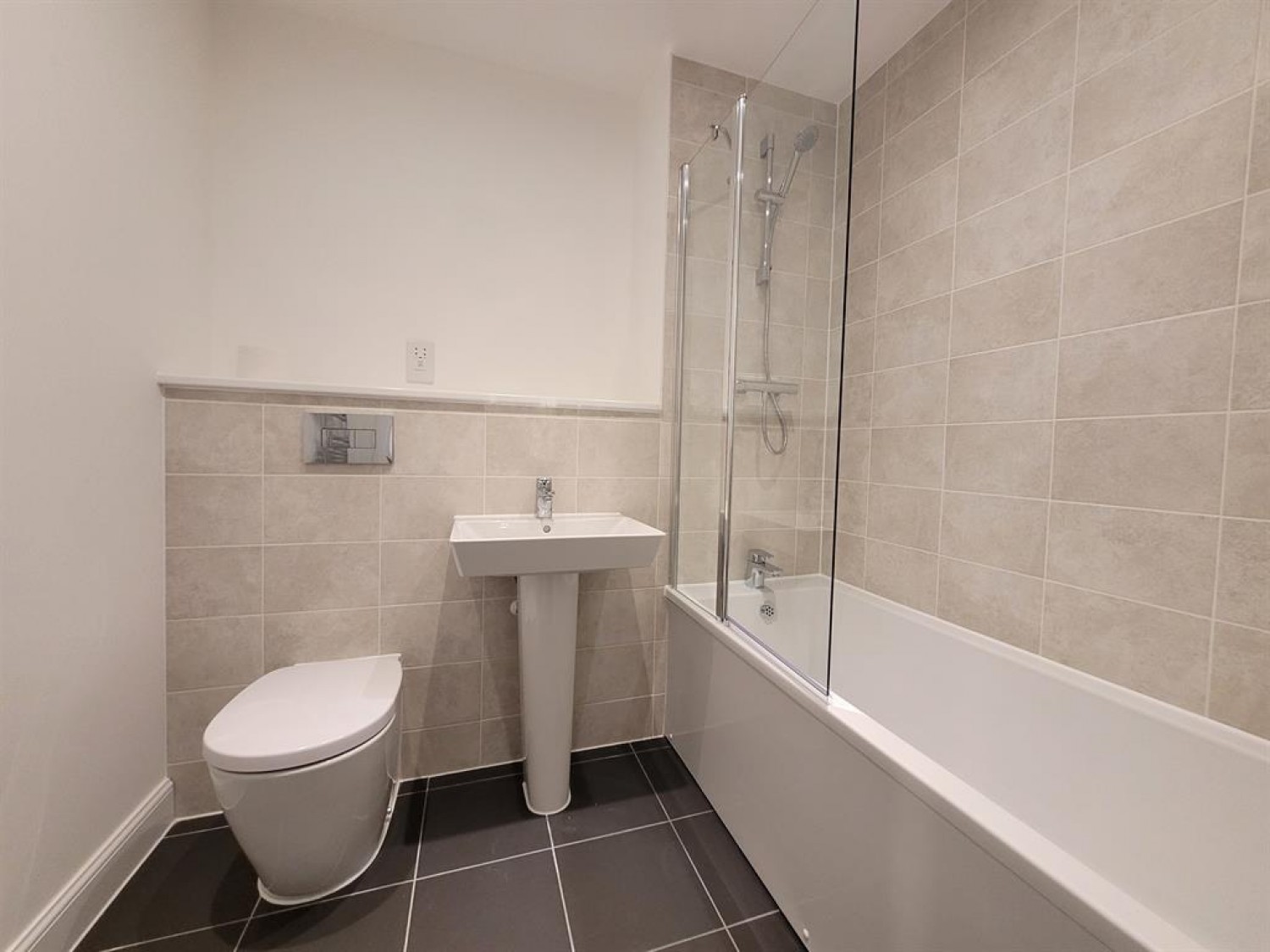 2 bedroom Flat to let in Earls Court, Earl Crescent , Wokingham, RG40 2FF