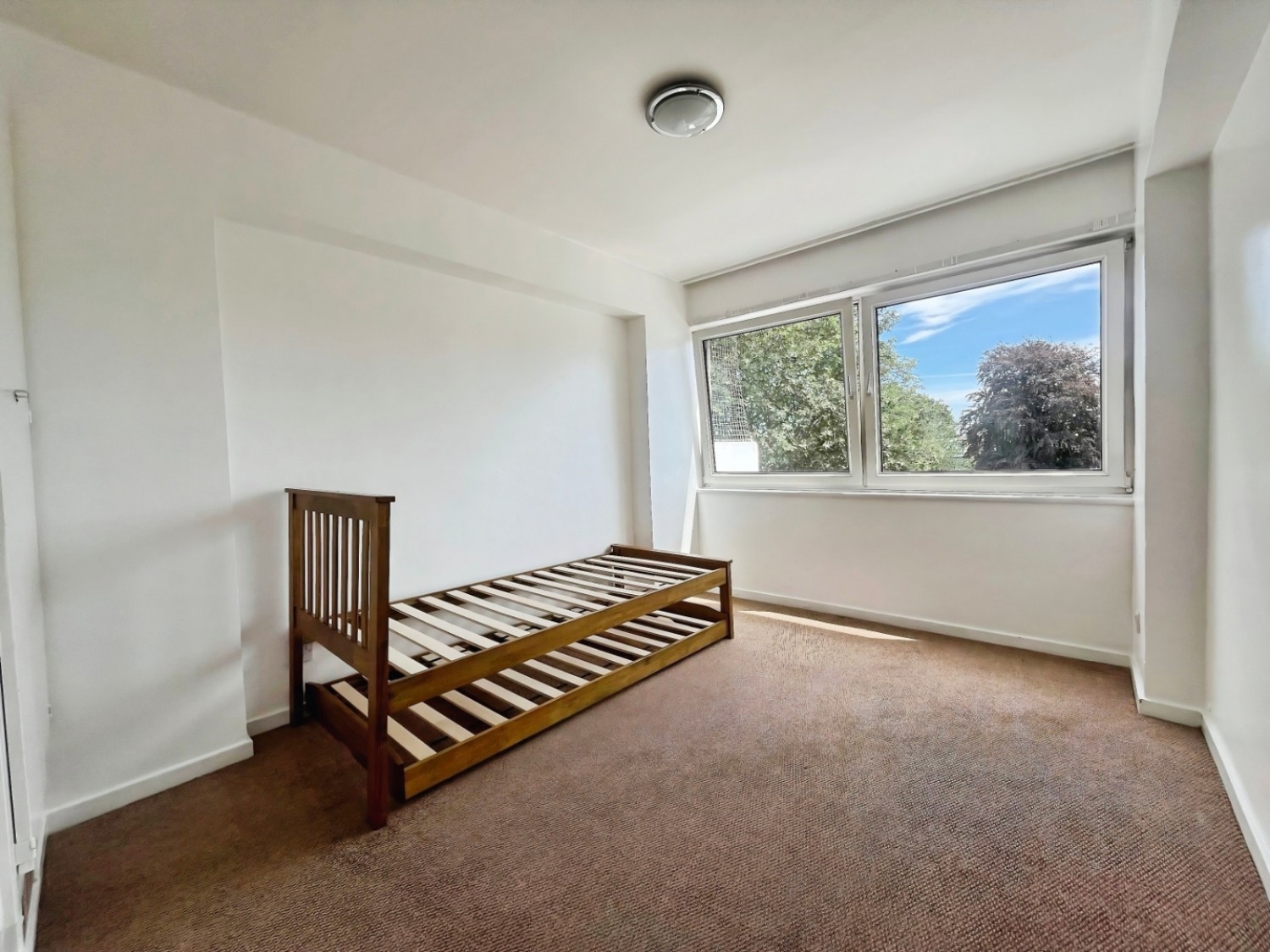 2 bedroom House to let in Wheatlands, Hounslow