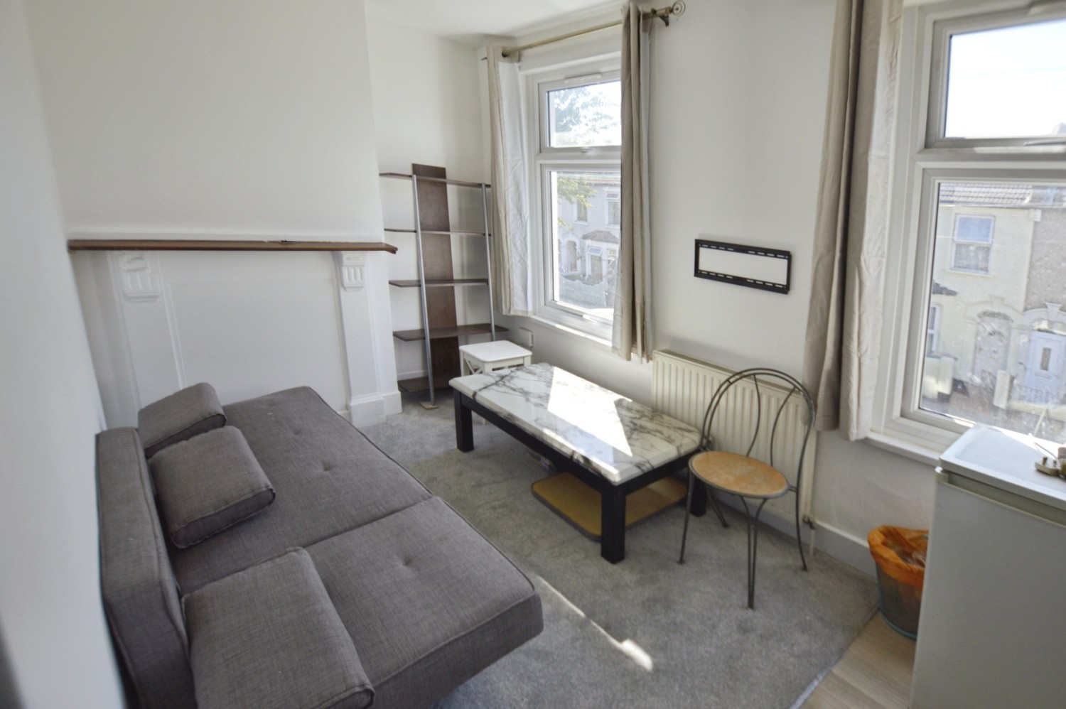2 bedroom Flat to let in Dundee Road, London