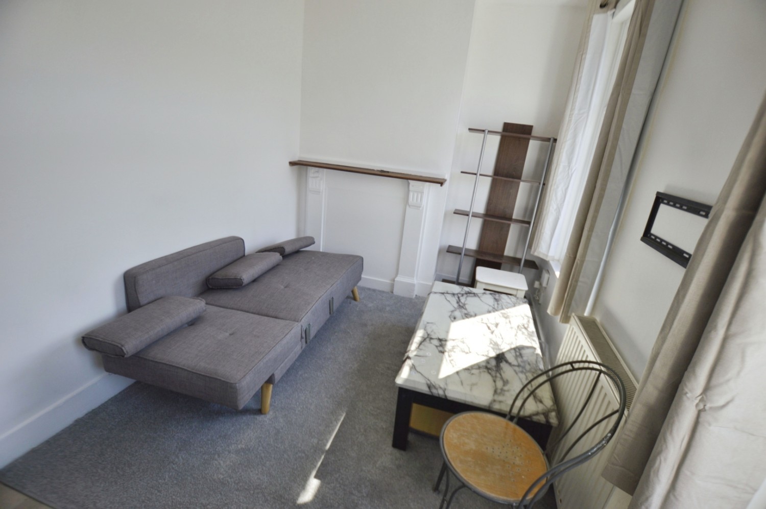 2 bedroom Flat to let in Dundee Road, London