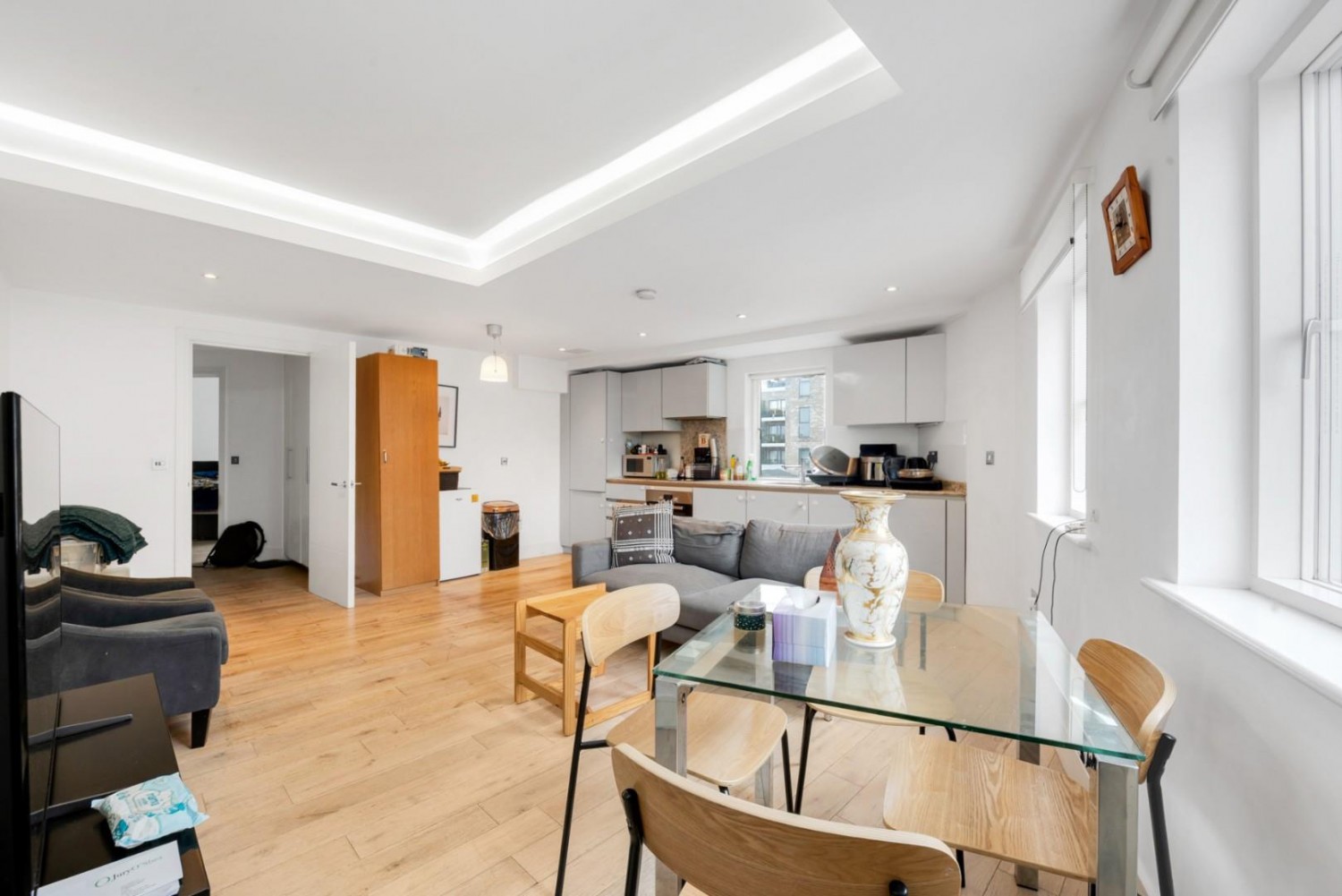 2 bedroom Flat to let in Ostro House, Finchley Road, London