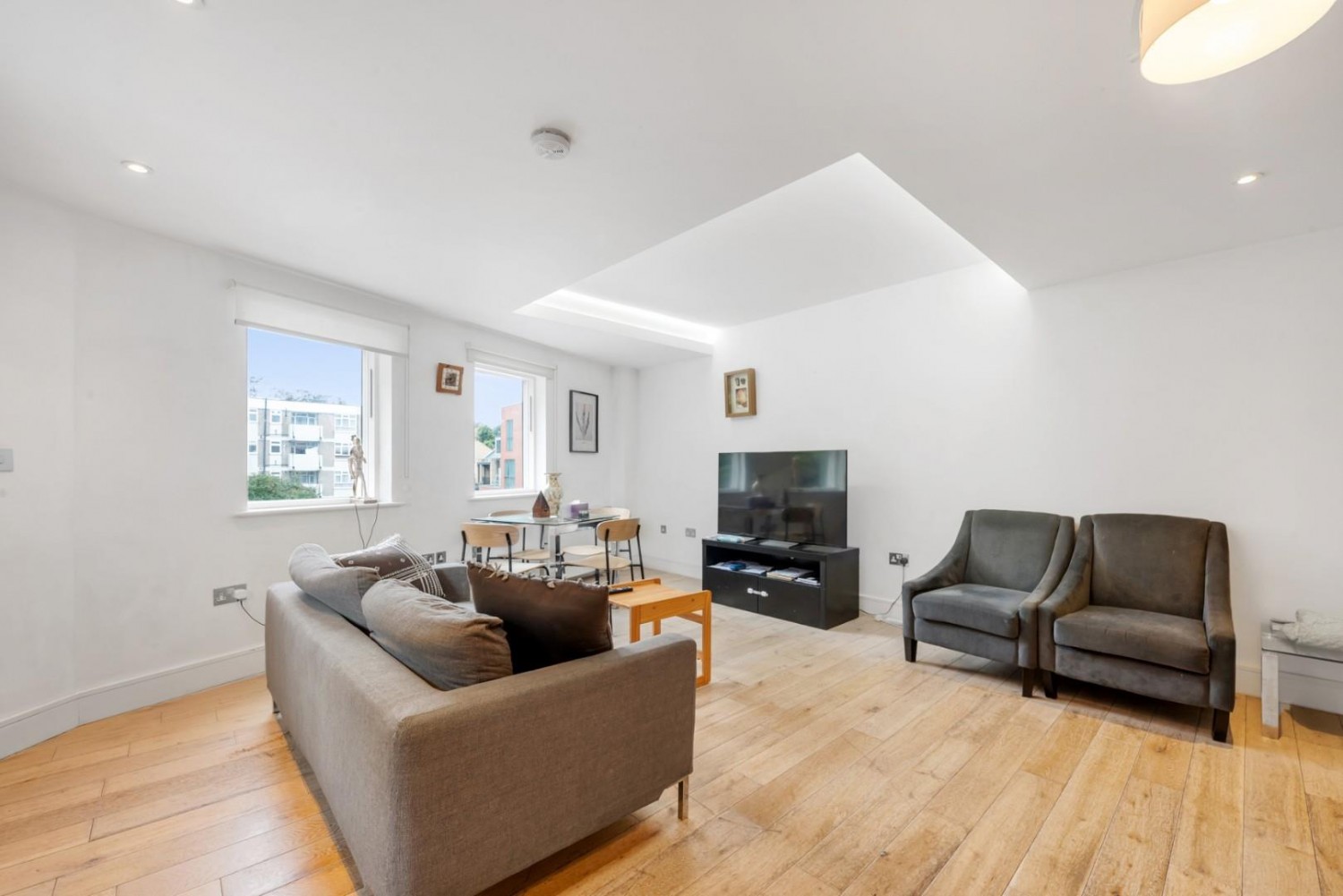 2 bedroom Flat to let in Ostro House, Finchley Road, London