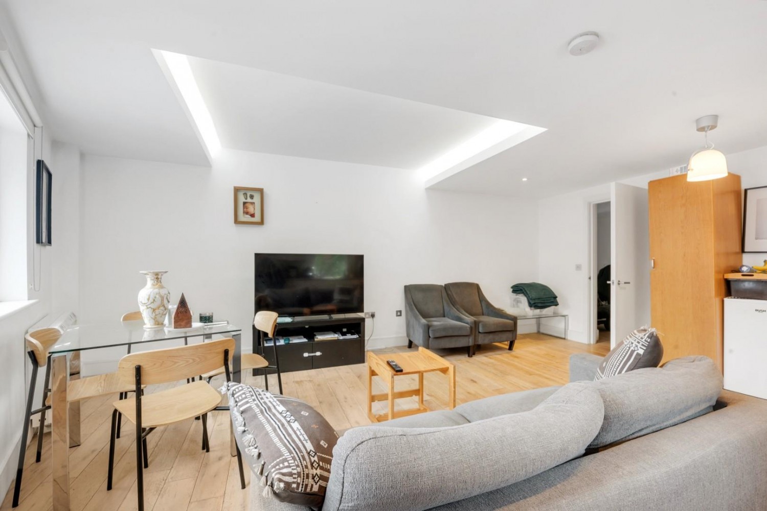 2 bedroom Flat to let in Ostro House, Finchley Road, London