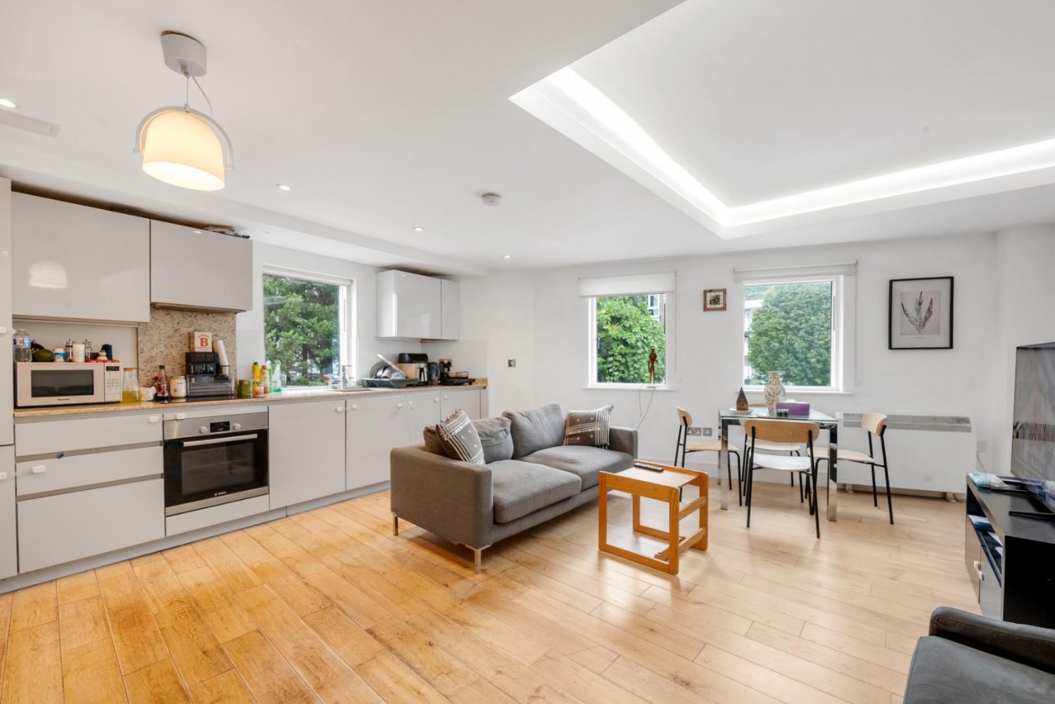 2 bedroom Flat to let in Ostro House, Finchley Road, London