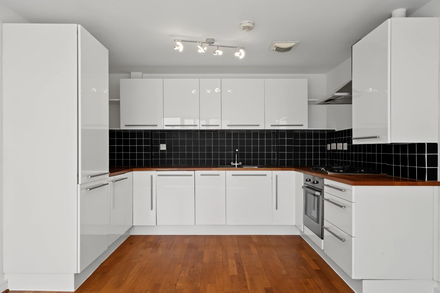2 bedroom Flat to let in Victorian Grove, London, N16