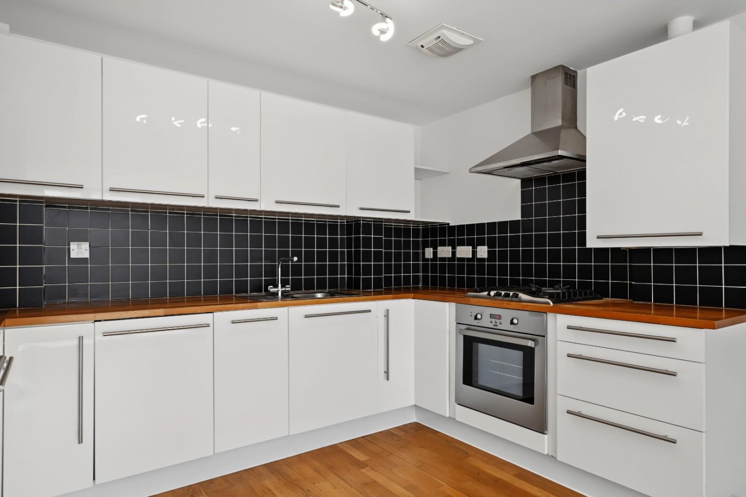 2 bedroom Flat to let in Victorian Grove, London, N16