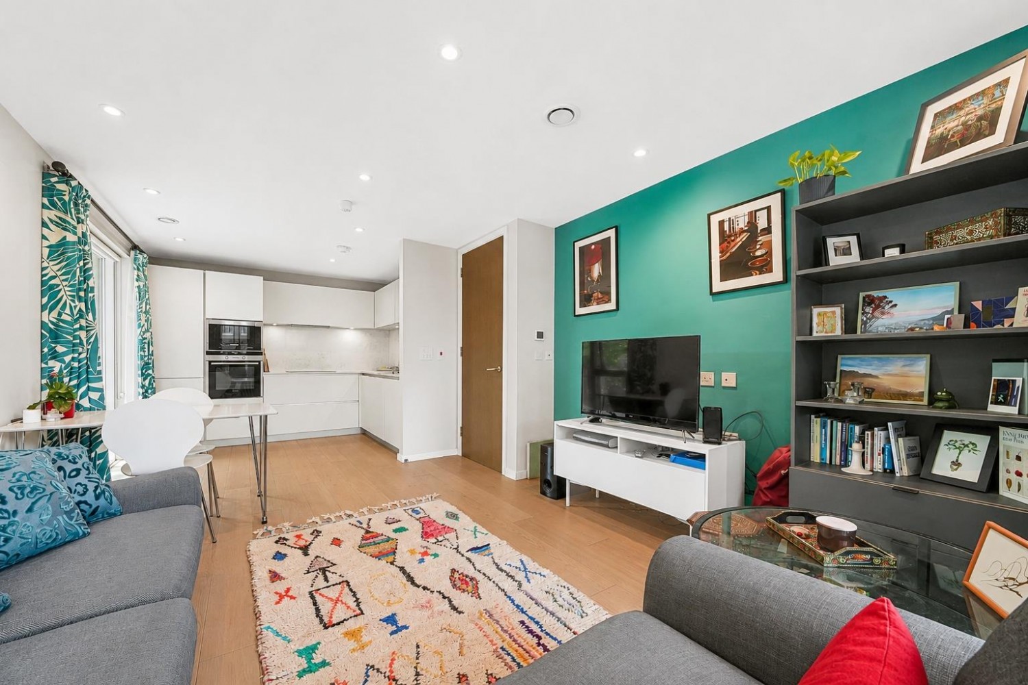 2 bedroom Flat for sale in New North Road, London, N1