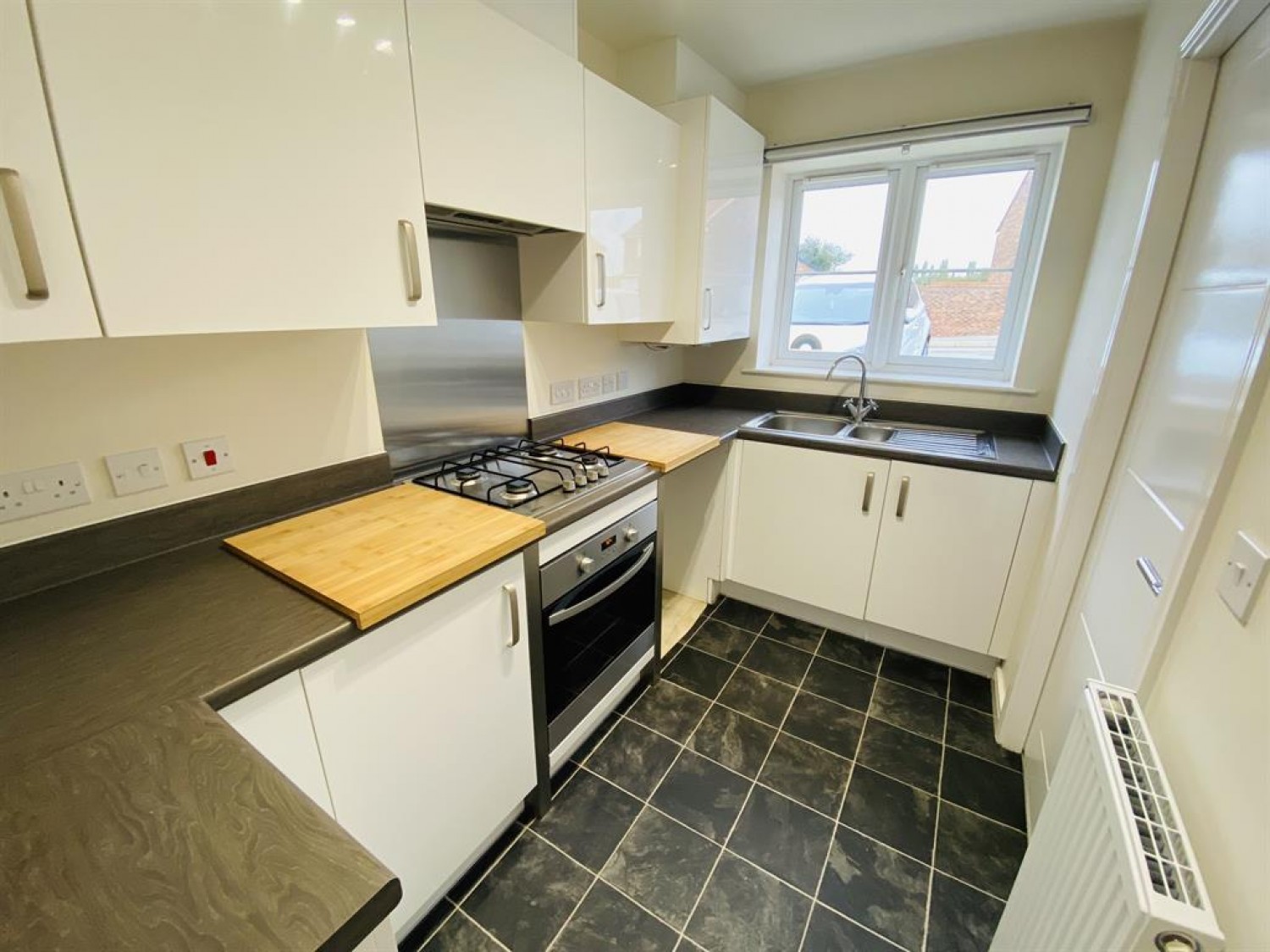 2 bedroom House to let in Heather Drive, Pontefract, WF8 2FG