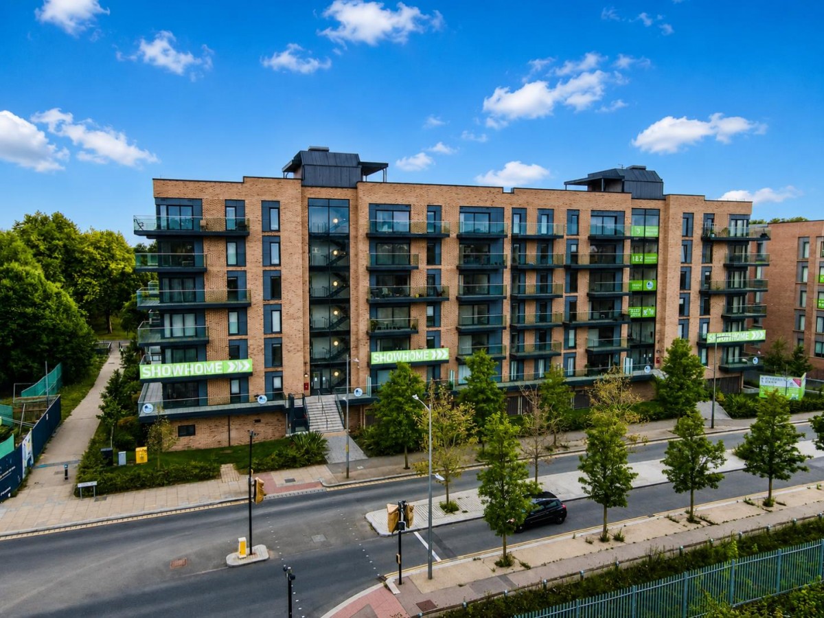 3rd Floor Apartment, Riverside Park
