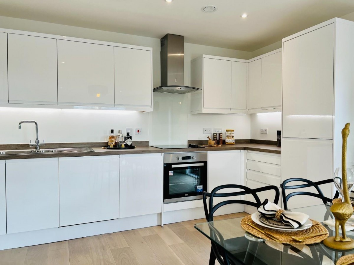 3rd Floor Apartment, Riverside Park