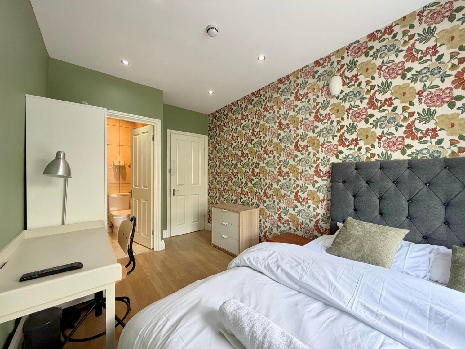 6 bedroom House to let in Agar Grove, London NW1