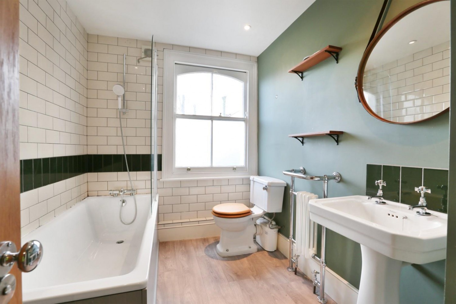 2 bedroom Flat to let in Eastlake Road, London